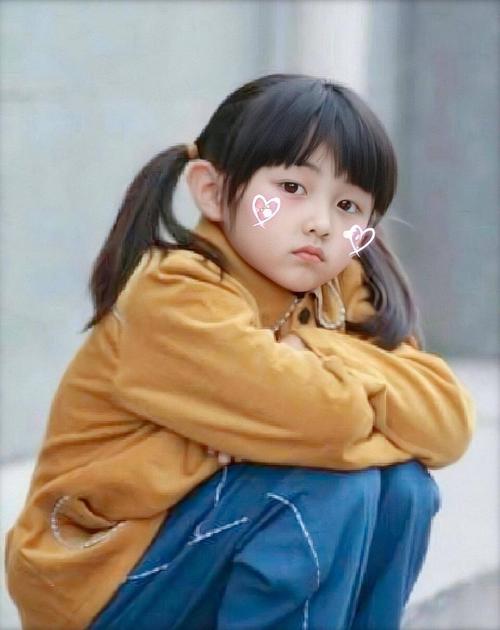 张子枫童年照曝光 扎双马尾俏皮灵动