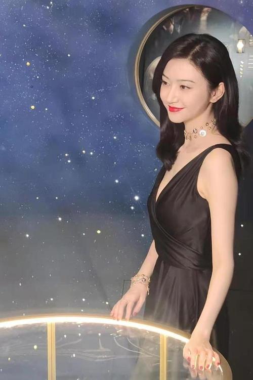 景甜6寸深v秀司藤景甜着深v黑裙秀好身材