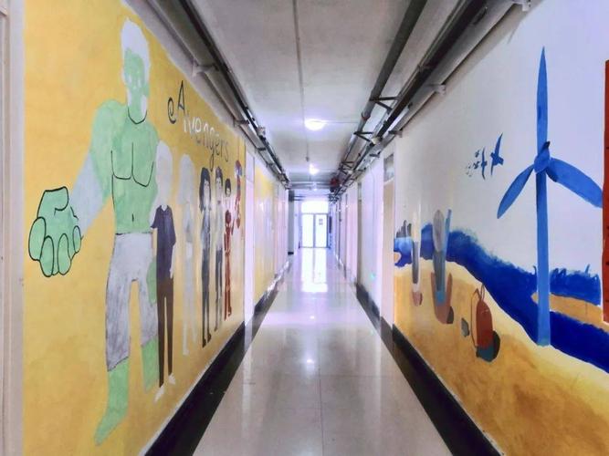 墙绘大赛映入眼帘的是一道道亮丽的风景行走在宿舍走廊披上了一件绚丽