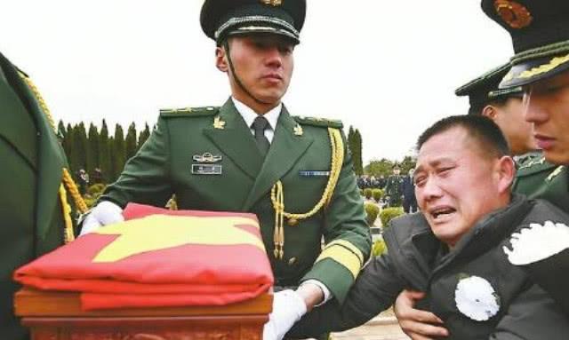 "起灵,送王成龙烈士!