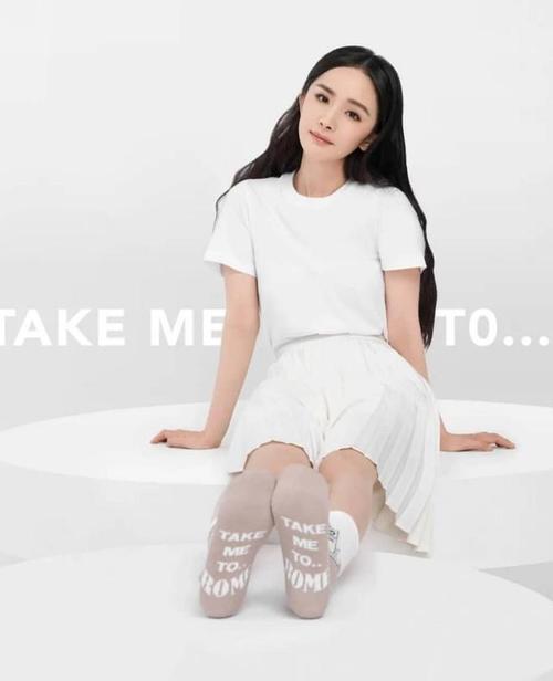 杨幂代言calzedonia短袜写真发布,少女感十足