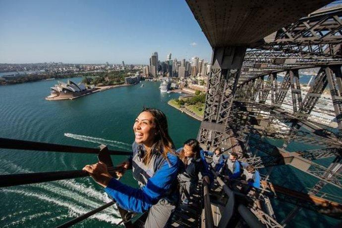 从一辆出租车出来后,开始 攀爬悉尼海湾大桥,严重造成悉尼海港市中心