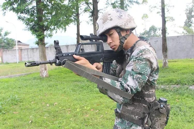 利用背带据枪动作要领:将背带双带放长,左臂从里穿过背带环,左小臂内