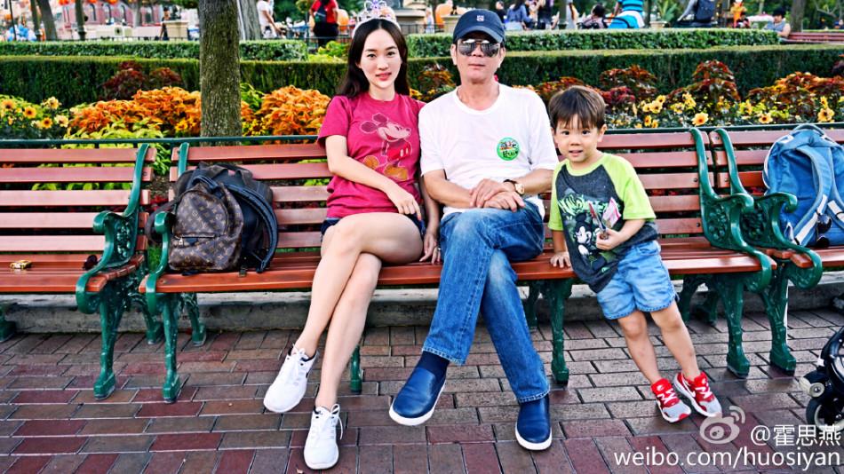 霍思燕一家开心游玩迪士尼