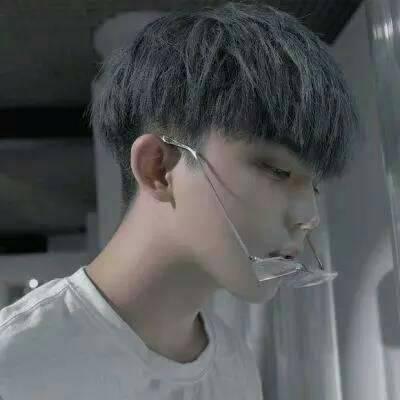 2019qq头像男生帅气冷酷超有范 活不出自己也爱不好别人