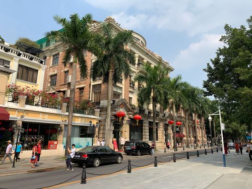 沙面的街道与路边老建筑.