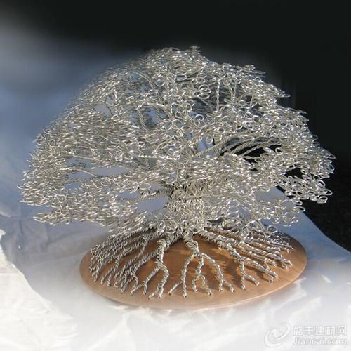艺术家用金属丝创造美丽的树雕塑