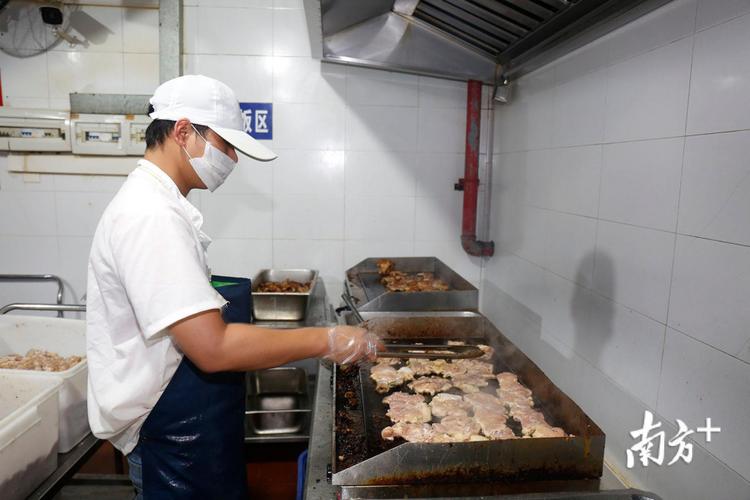 员工一天九换装!一起揭秘中山市华侨中学食堂后厨神秘