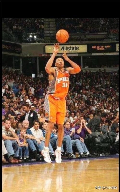 马里昂特殊的"三八式"投篮姿势,双手放在胸前一抖,再将球投出,也真有