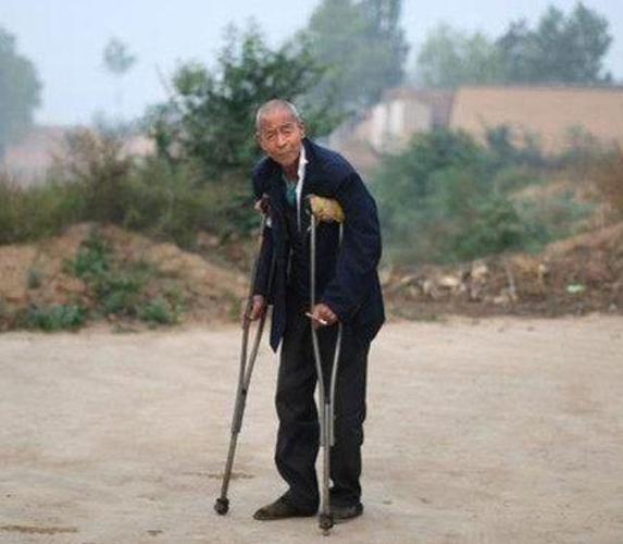 女子被父亲卖给一跛脚男人,她不甘如此过一生,终引来警察解救