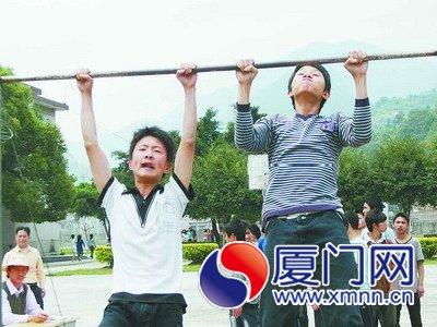 引体向上难度较大,很多学生不愿选考.(资料图)