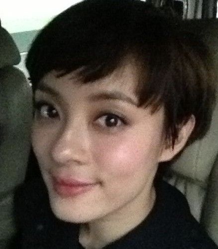 孙俪马路中间停车关心失恋女 网友:违反交通法规