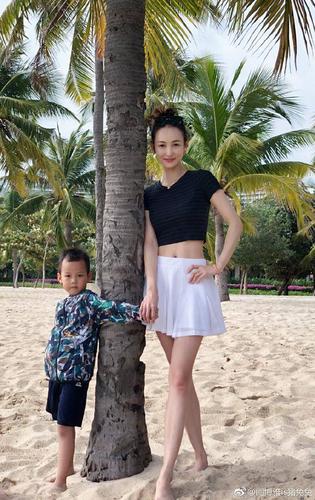 而闫博雅则秀起了傲人的身材