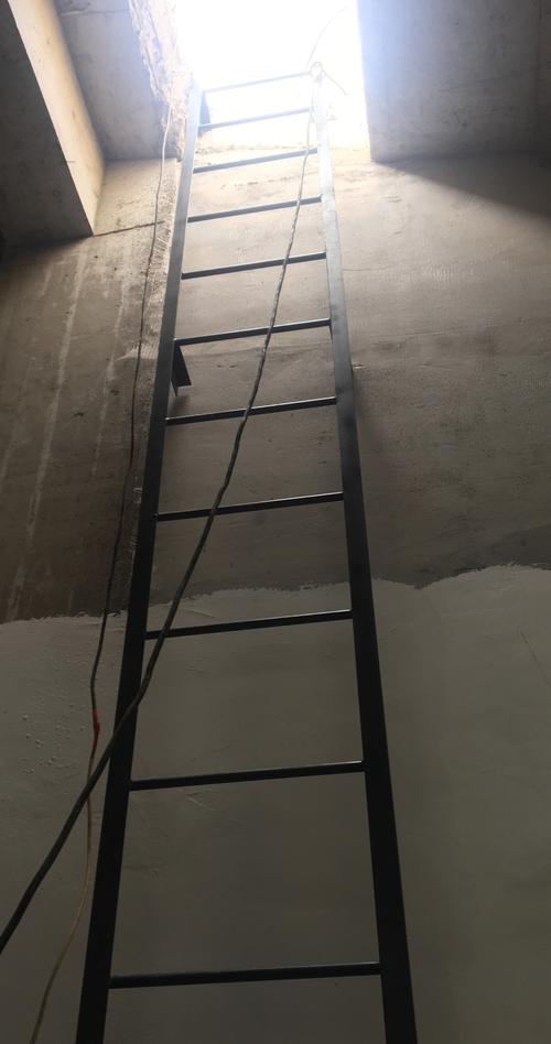 范各庄综合楼上人爬梯安装完成