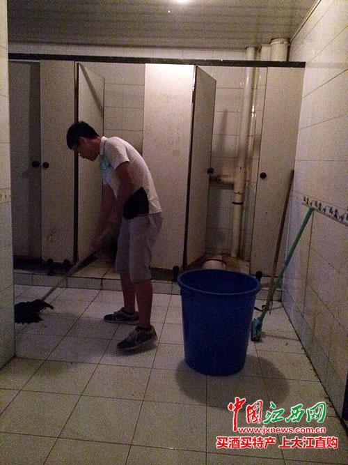 南昌大学一学生在打扫厕所