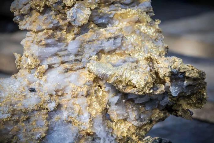 全是金子澳洲发现罕见大金矿4天挖出超过1500万的黄金