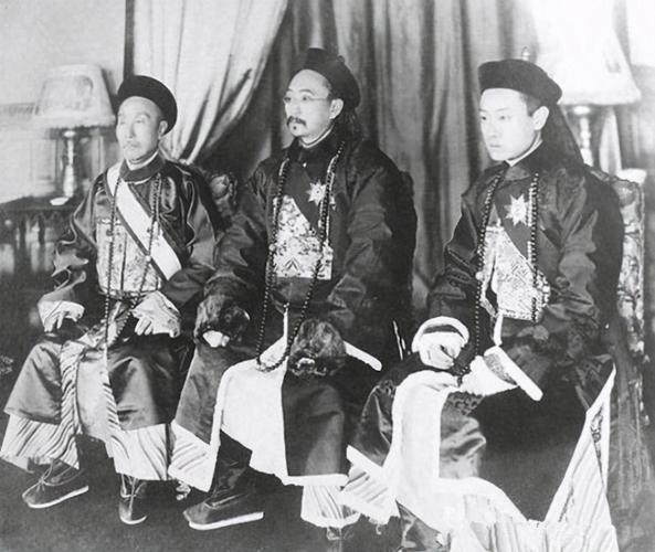 原创清朝大臣真实形象:图1县令好大的官威,图4才是大贪官和 