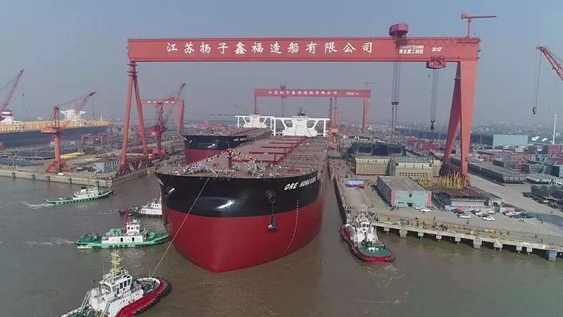 1月15日下午,泰兴市扬子鑫福造船公司建造的2275号船成功出坞.