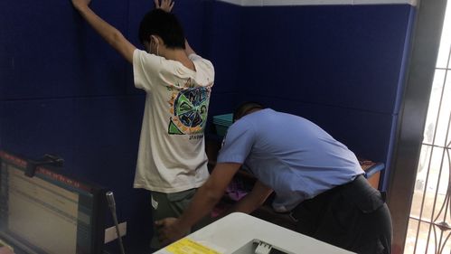 并对嫌疑人进行人身安全检查