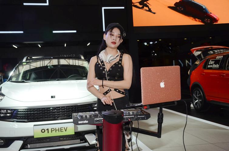 潘春春空降昆山车展引轰动,3套服装美艳秒杀全场