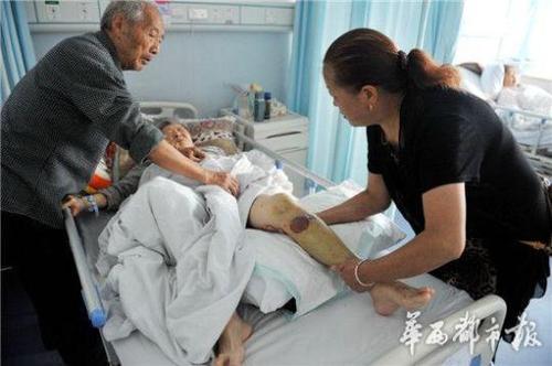 四川一高中生扶摔倒老人 老人称被其撞倒(图)