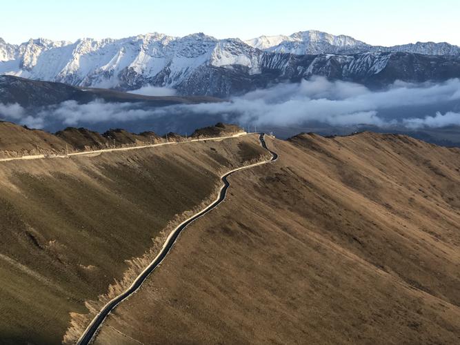 原以为这就是夹金山的山顶,原来这里安放的就是山上的那座白色丰碑"夹