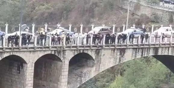 小编慨叹世态炎凉,人情冷漠,镇雄南大桥跳桥已经不是第一次了,生命诚