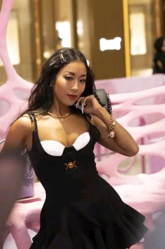 吉克隽逸内衣外露造型4月6日,吉克隽逸最新活动图曝光