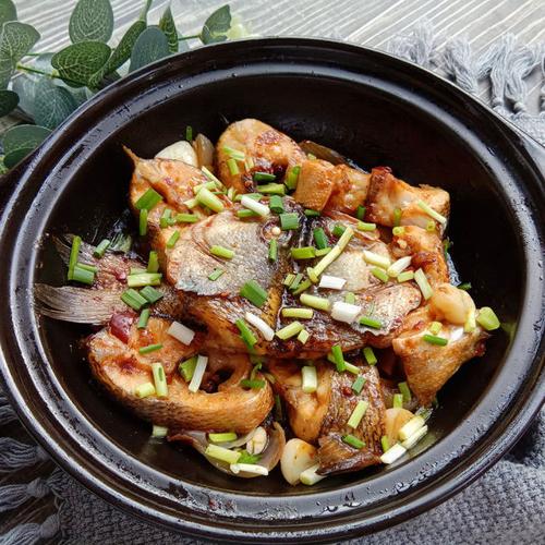 砂锅鲈鱼,肉质鲜嫩,鲜美入味