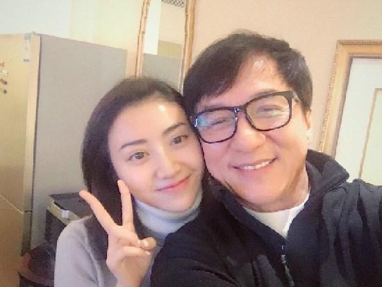 成龙与景甜贴脸自拍 比剪刀手卖萌