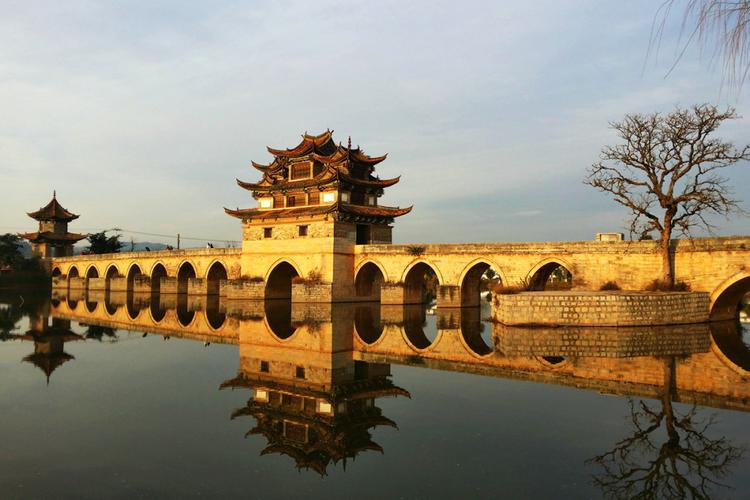 云南建水双龙桥,像一艘楼船,没有围墙免费参观,是中国仅存两座十七孔