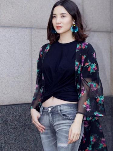 小宋佳,172cm的个子,实在是个有感染力的女孩子,而且十分的