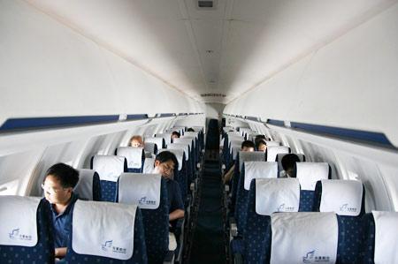 图文:华夏航空公司crj-200er型客机展示(4)