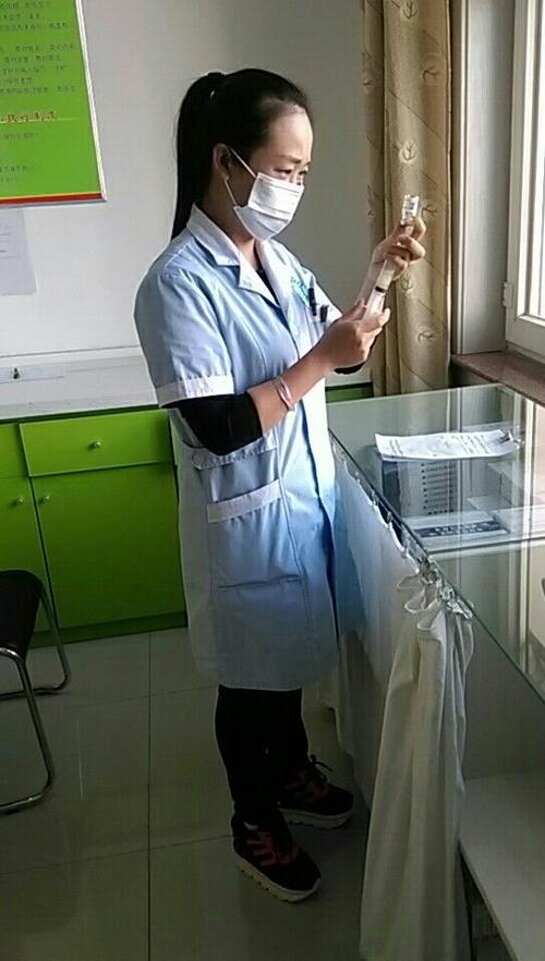 直肠给药室的护士在为小孩配药