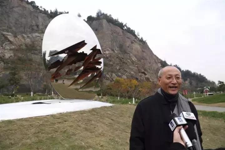 作品中既有传统文脉的一面,又具有鲜明的现代感:"中国雕塑艺术由传统