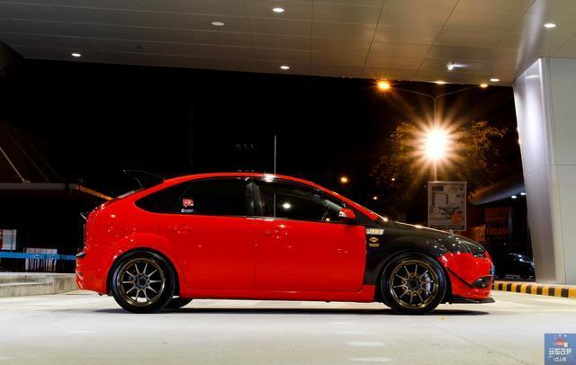 改装"红恶魔"风格福特福克斯,"双拼"碳纤维装饰