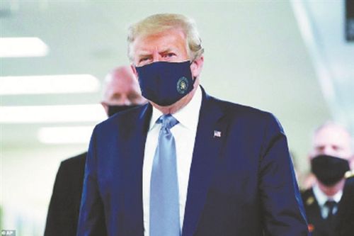 美国总统特朗普11日在访问一家军事医疗中心时,终于首次公开佩戴口罩.