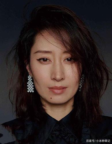 靠表情火出圈的刘敏涛,时尚感也是一绝,"骨相美"太有