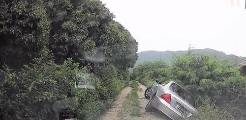 奔驰车差点掉下悬崖, 众人合力施救后才知道司机在做这个