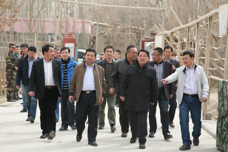 清明节村干部又有一个重要工作要做:免费献花,代为祭扫!