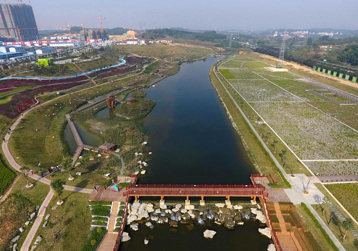这是12月31日航拍的广西南宁市那考河湿地公园.