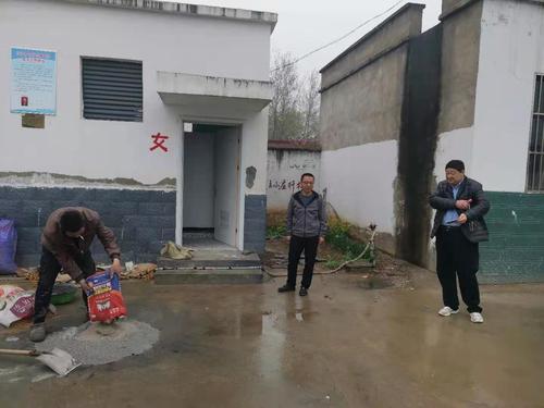 冯营乡人大主席李丰到王小庄行政村检查公厕建设维护情况