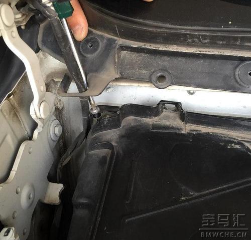 开始拆鼓风机外壳,一共4颗花键螺丝,全部拧松就可以,不需要