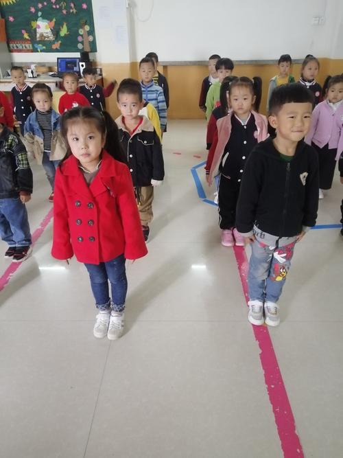 蒲公英幼儿园大一班小朋友站姿坐姿睡姿握笔姿势展示