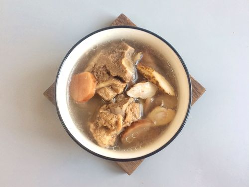  p>土茯苓骨头汤,是一道用土茯苓,龙骨制作的菜肴. /p>
