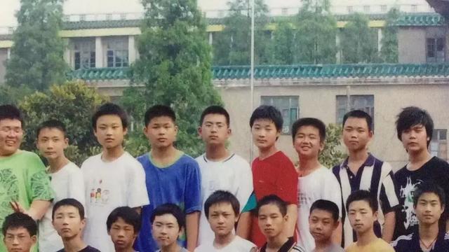 李现青春期的照片:初中时期特别肥,高中照片不做表情