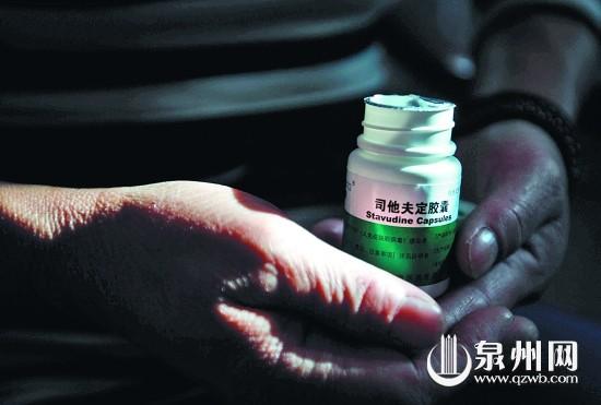 一位艾滋病患者手捧"鸡尾酒疗法"中的药物司他夫定.