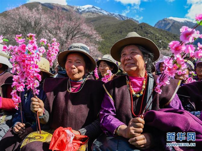 当地百姓在观看西藏林芝市工布江达县旅游季启动仪式歌舞表演(4月15日