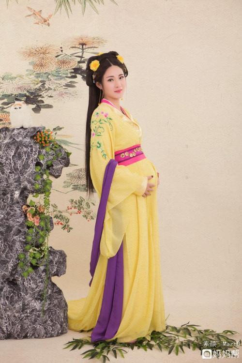 孕5个月的古装孕妇照