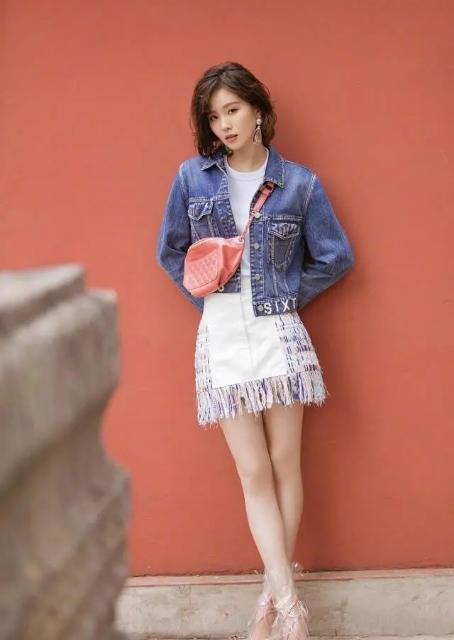 原创刘诗诗随老公走机场,穿夹克配阔腿裤气质好,49岁吴奇隆略显苍老